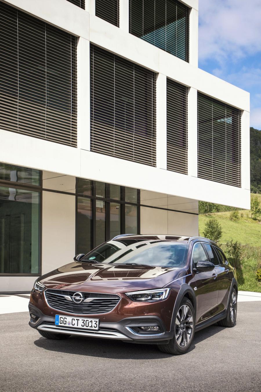  Opel Insignia Country Tourer Turbo D 4x4 Exclusive 2017 года  (фото 8 из 42)